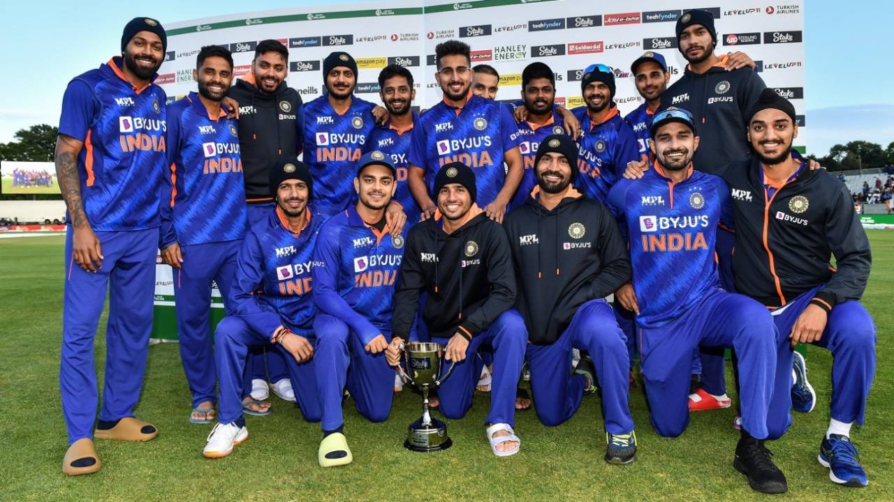 The Indian team poses with the trophy
, Ireland vs India, 2nd T20I, Dublin, June 28, 2022
