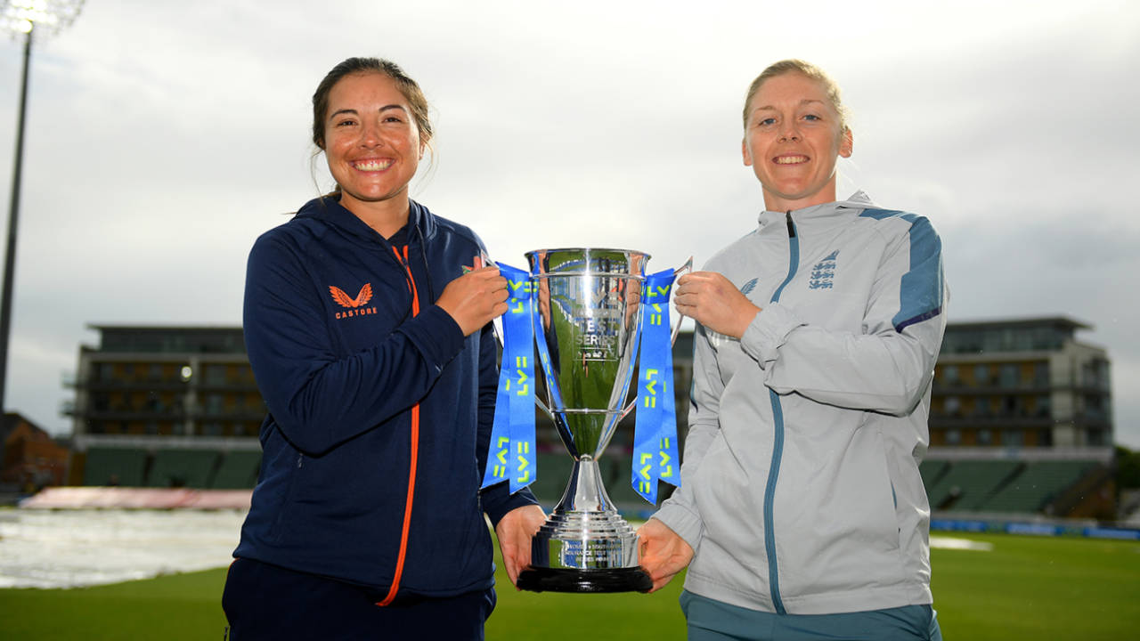 Sune Luus and Heather Knight pose with the trophy after the drawn Test&nbsp;&nbsp;&bull;&nbsp;&nbsp;Getty Images