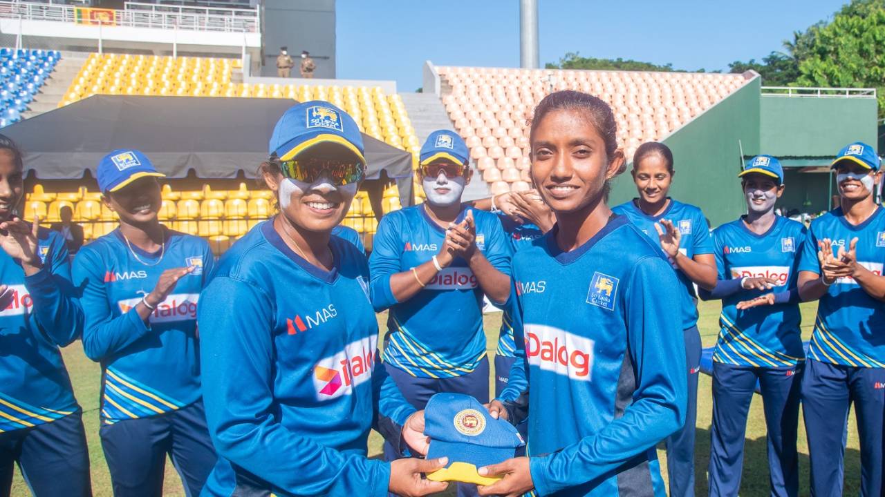 Oshadi Ranasinghe presents Rashmi de Silva with her ODI cap, Sri Lanka vs India, 1st women's ODI, Pallekelle, July 1, 2022