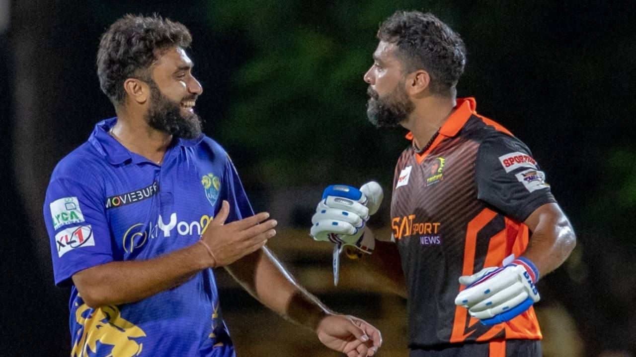 Abhishek Tanwar and M Vijay share a lighter moment, Lyca Kovai Kings vs Ruby Trichy Warriors, TNPL 2022, Coimbatore, July 10, 2022