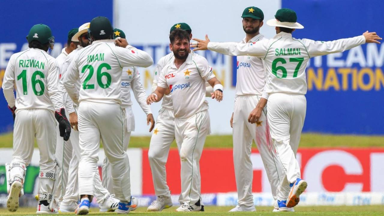 The Pakistan players get together to celebrate after Yasir Shah sent back Angelo Mathews, Sri Lanka vs Pakistan, 1st Test, Galle, 1st day, July 16, 2022