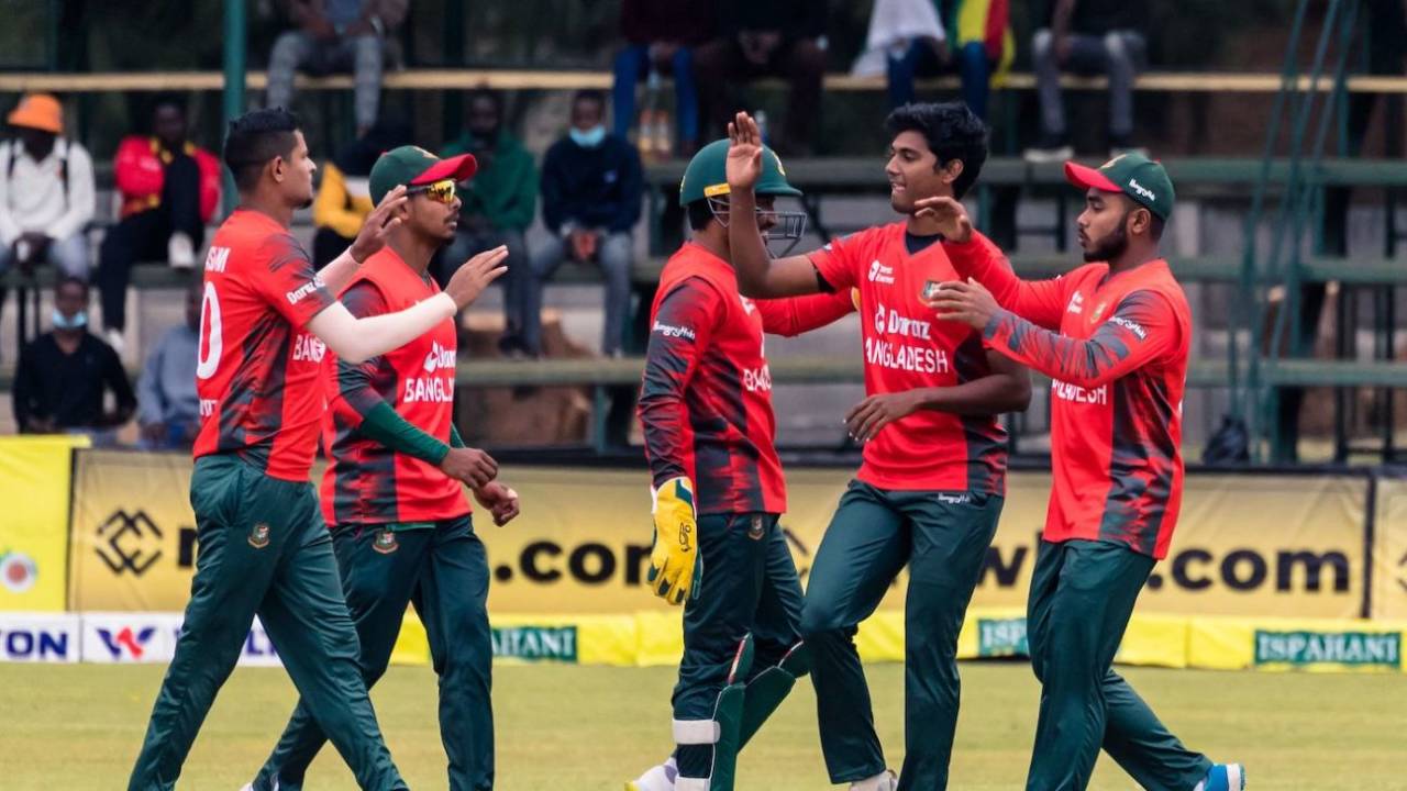 Bangladesh's players celebrate a wicket, Zimbabwe vs Bangladesh, 3rd T20I, Harare, August 2, 2022
