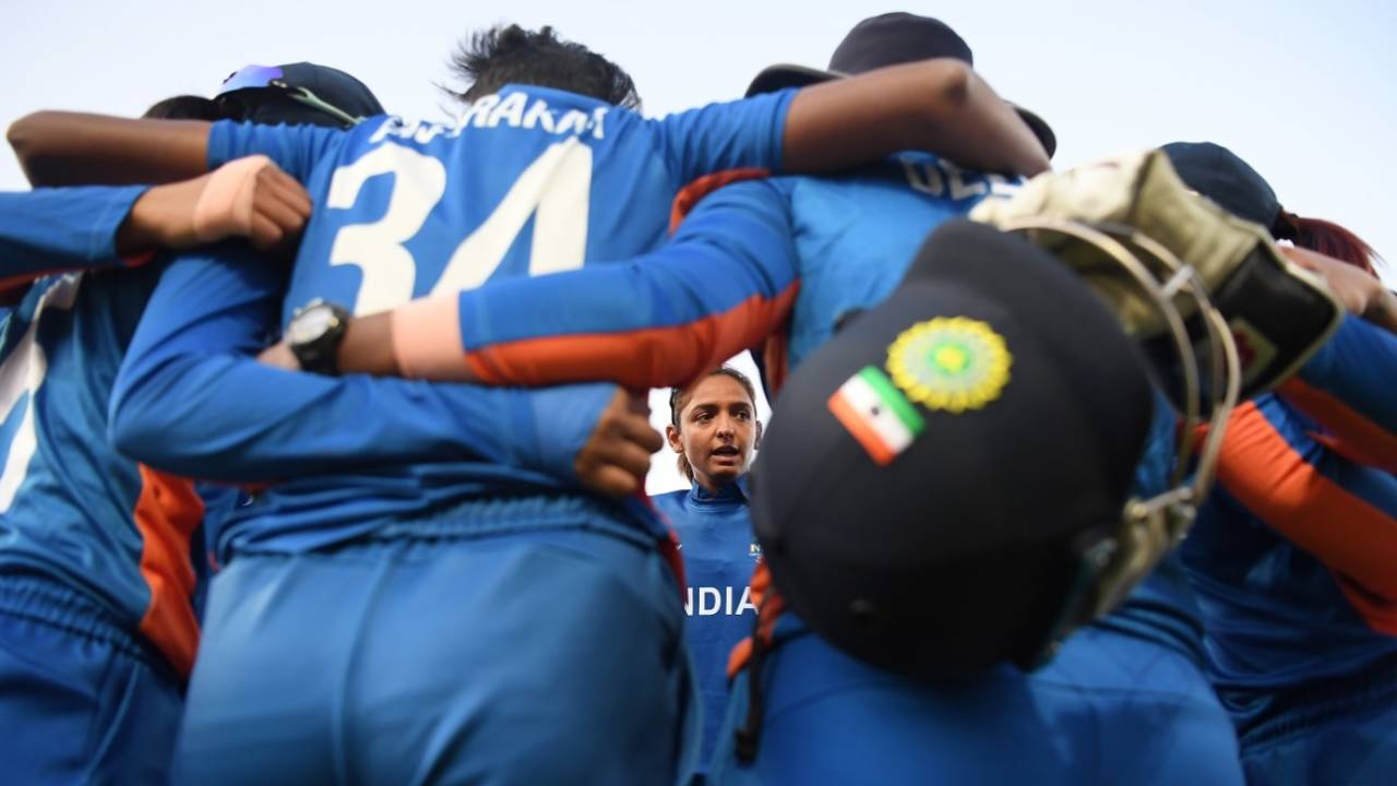 Harmanpreet Kaur talks to the India team before the second innings, Barbados vs India, Commonwealth Games 2022, Birmingham, August 3, 2022
