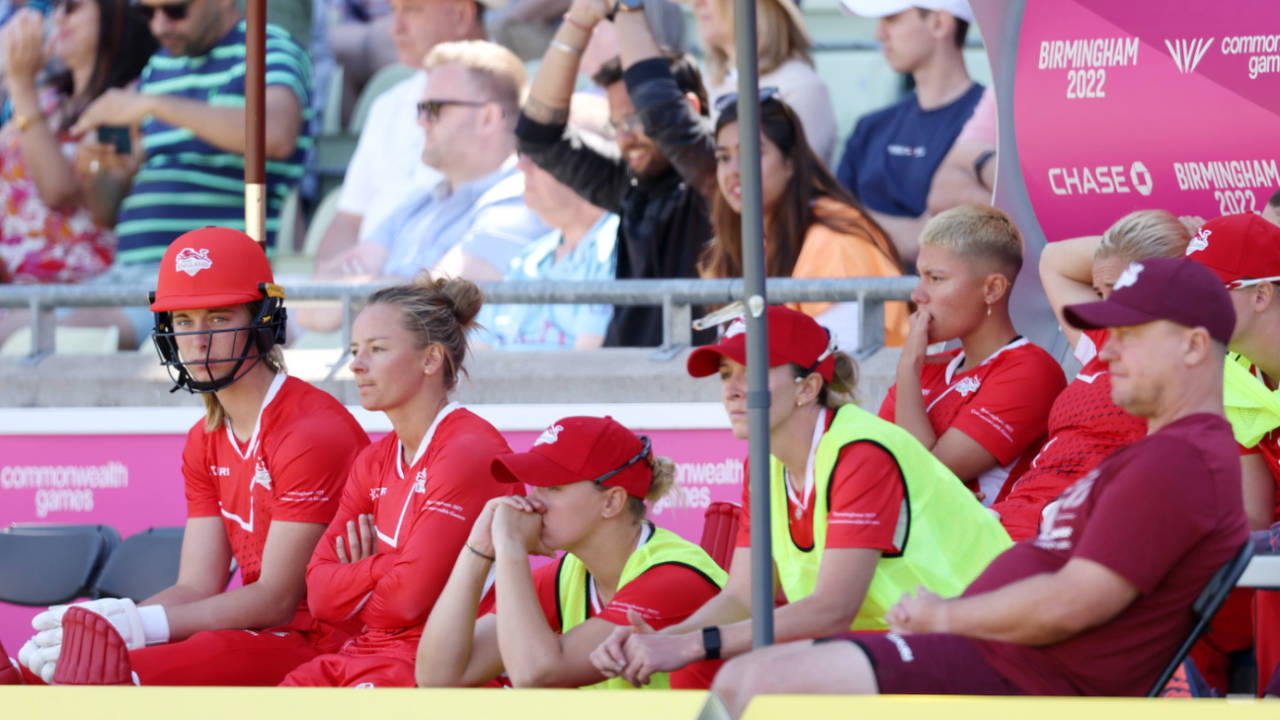 The England dugout wears a dejected look, England vs India, 1st semi-final, Commonwealth Games, Birmingham, August 6, 2022