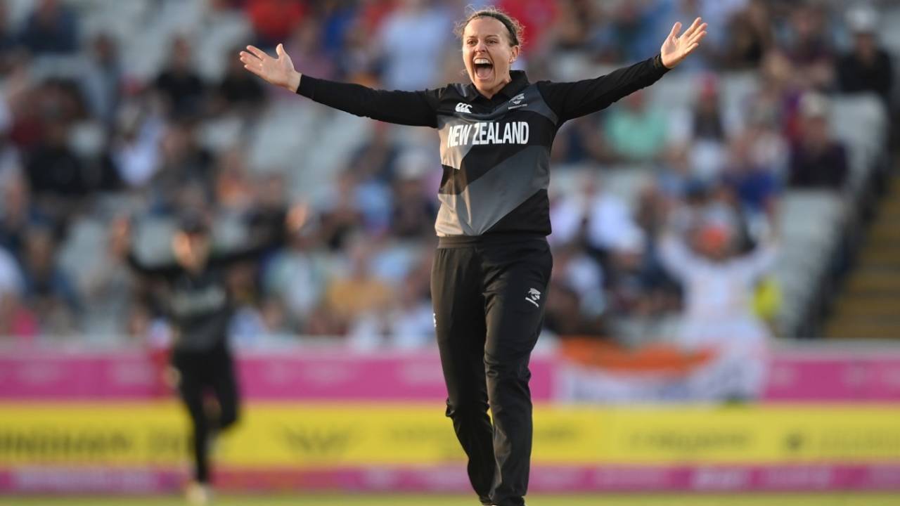 Lea Tahuhu had an impressive outing and finished with three wickets, Australia vs New Zealand, 2nd semi-final. Commonwealth Games, Birmingham, August 6, 2022
