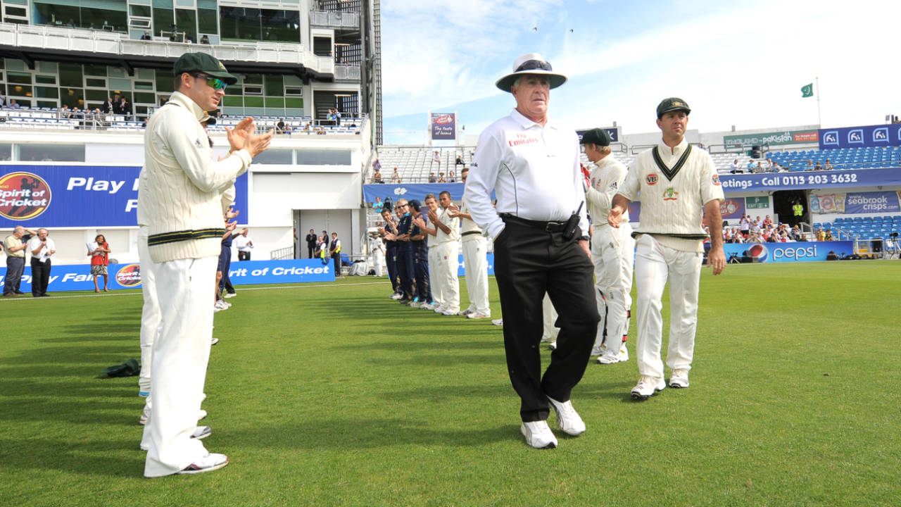Umpire Rudi Koertzen got a guard of honour as he walked out for the last time in Test cricket&nbsp;&nbsp;&bull;&nbsp;&nbsp;AFP/Getty Images