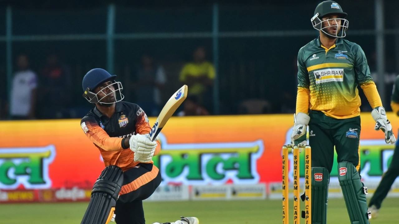 Mohammed Taha nails the lofted sweep, Maharaja T20 Trophy 2022, Hubli Tigers v Shivamogga Strikers, Mysore, August 13, 2022 