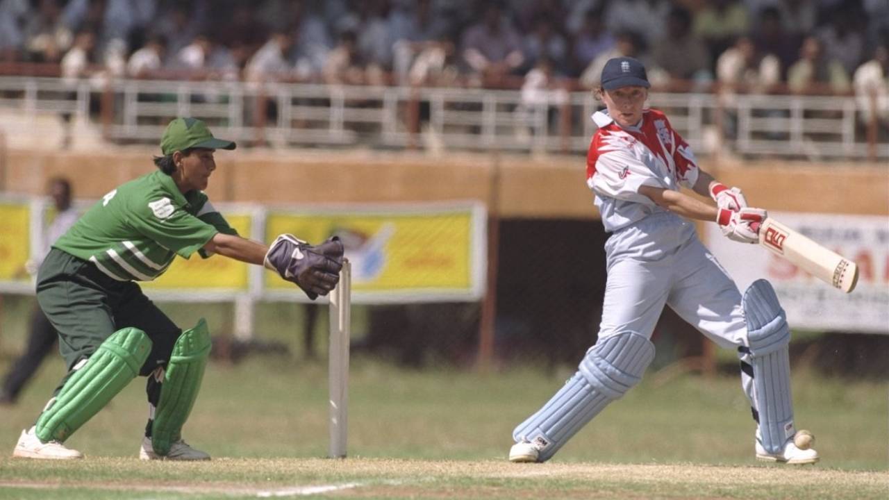 Asma Farzand attempts to stump Barbara Daniels, Women's World Cup 1997, England vs Pakistan, Vijayawada, 12 Dec 1997