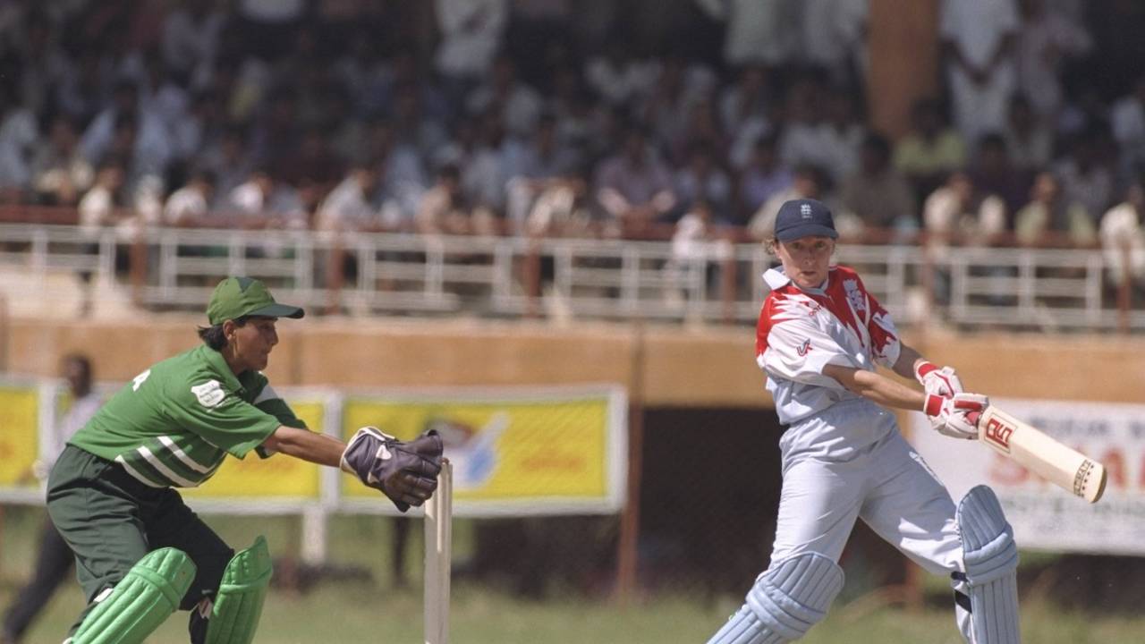 Asma Farzand attempts to stump Barbara Daniels, Women's World Cup 1997, England vs Pakistan, Vijayawada, 12 Dec 1997