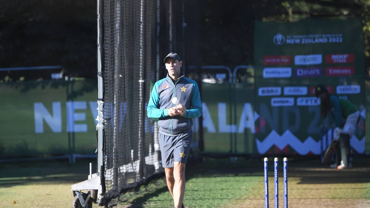 Head coach David Hemp during Pakistan's training session ahead of the New Zealand clash, New Zealand vs Pakistan, Women's World Cup 2022, Christchurch, March 26, 2022