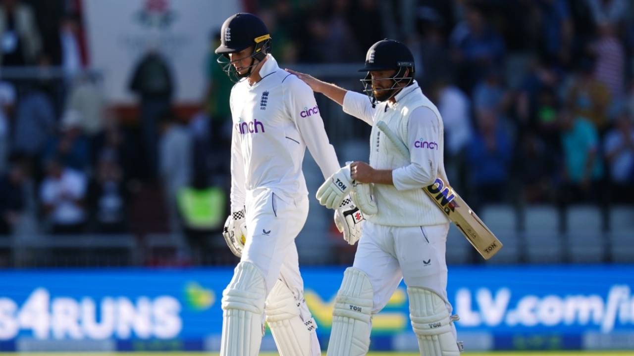 Zak Crawley and Jonny Bairstow guided England to the close at Old Trafford, England vs South Africa, 2nd Test, Old Trafford, 1st day, August 25, 2022