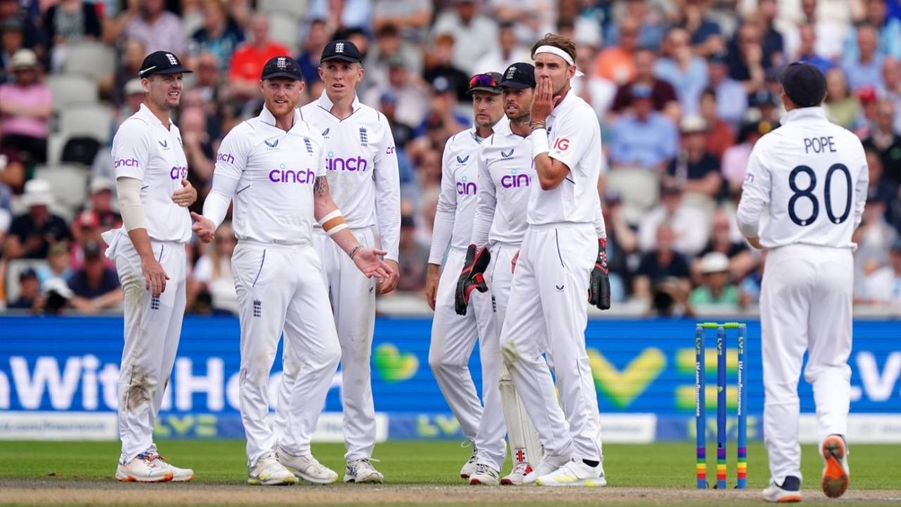 The England players ponder whether or not to go for a review, England vs South Africa, 2nd Test, Manchester, 3rd day, August 27, 2022