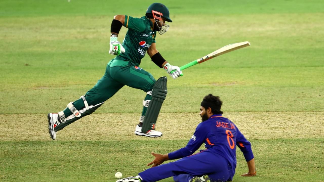 Ravindra Jadeja swoops down on the ball as Mohammad Rizwan runs towards safety, India vs Pakistan, Asia Cup, Dubai, August 28, 2022