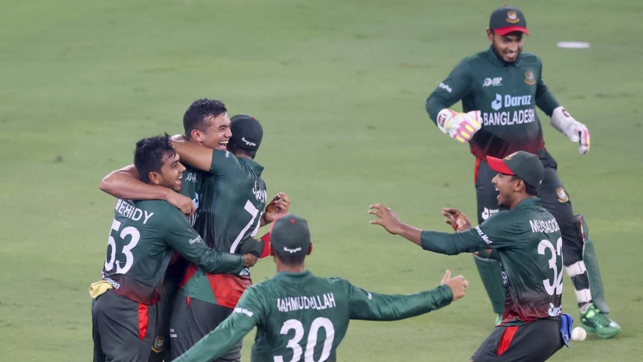 Taskin Ahmed gets piled on after pulling off a stunning catch, Bangladesh vs Sri Lanka, Men's T20 Asia Cup, Dubai, September 1, 2022