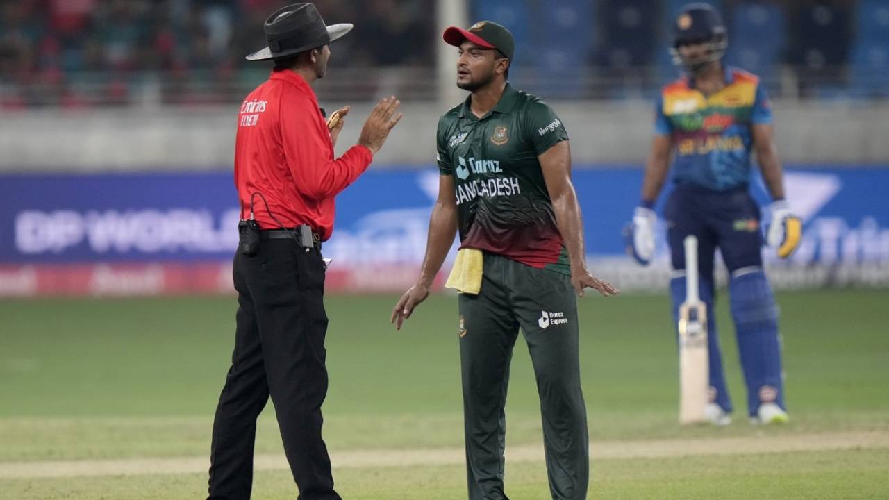 Shakib Al Hasan has a word with the umpires about the over rate, Bangladesh vs Sri Lanka, Men's T20 Asia Cup, Dubai, September 1, 2022