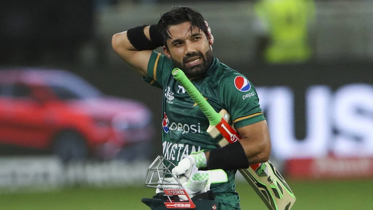 Mohammad Rizwan walks back after falling for 71, India vs Pakistan, Asia Cup, Dubai, September 4, 2022