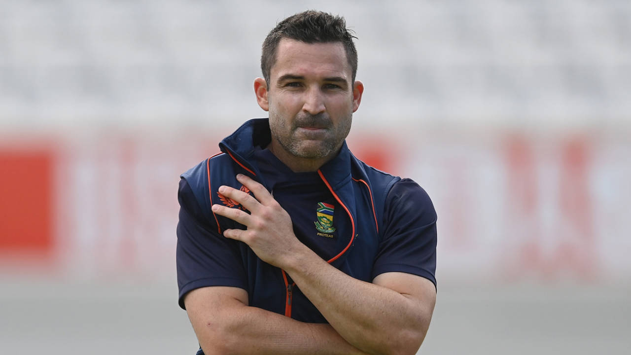 Dean Elgar of South Africa holds ice on his shoulder during a training session before Thursday's third Test against England, Kia Oval, September 06, 2022