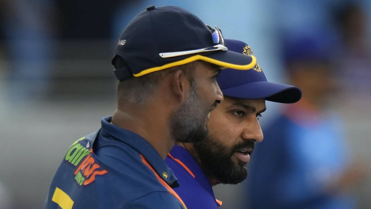 Dasun Shanaka and Rohit Sharma have a chat at the toss, India vs Sri Lanka, Asia Cup, Dubai, September 6, 2022