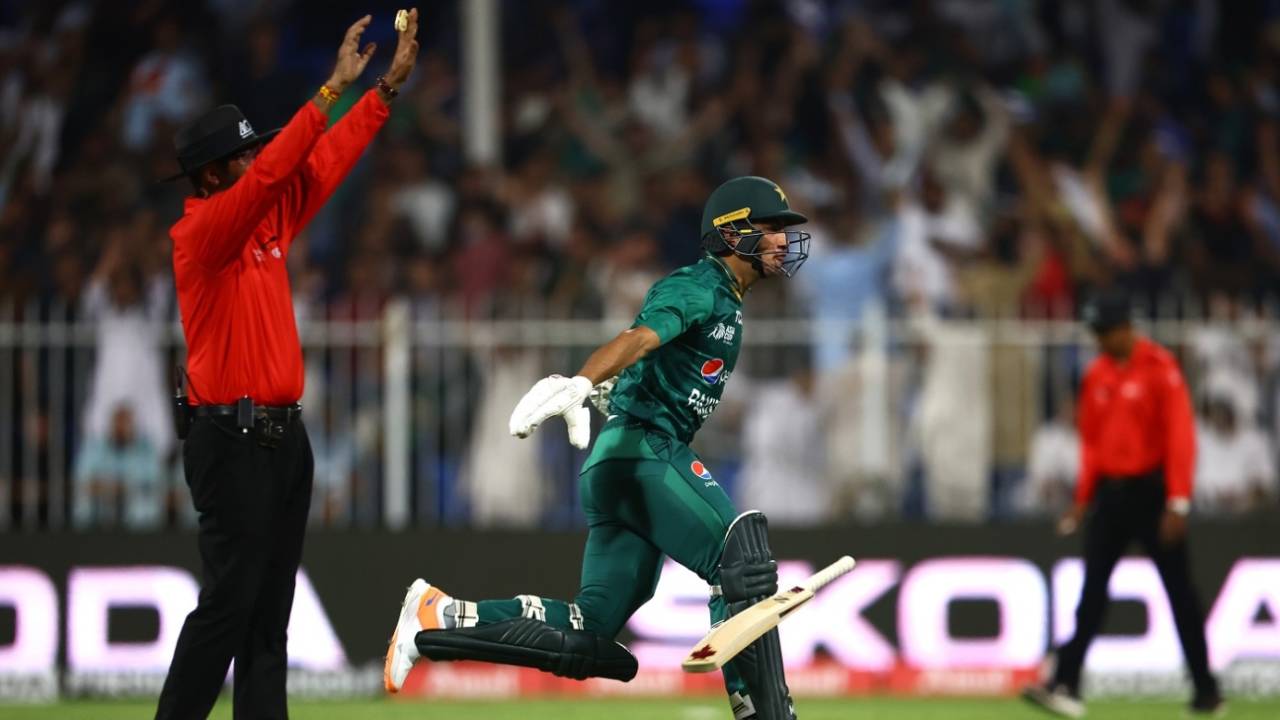 आख़‍िरी गेंद पर छक्‍का लगाकर नसीम ने दिलाई थी पाकिस्‍तान को जीत&nbsp;&nbsp;&bull;&nbsp;&nbsp;AFP/Getty Images
