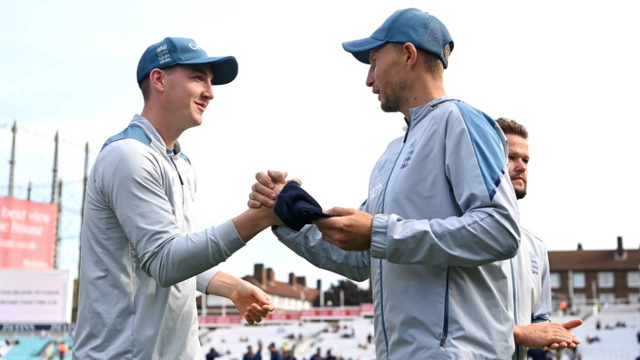 Harry Brook receives his first Test cap from Joe Root, England vs South Africa, 3rd Test, Kia Oval, September 8, 2022