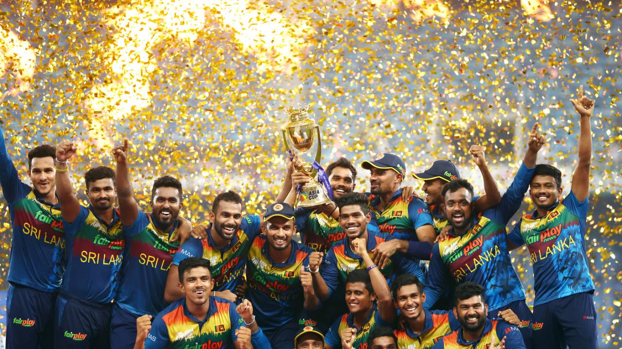 All smiles: Sri Lanka with the Asia Cup trophy, Sri Lanka vs Pakistan, Asia Cup final, Dubai, September 11, 2022