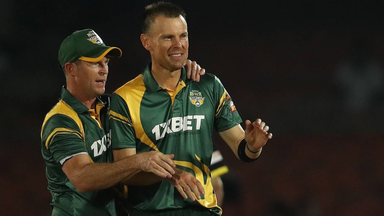 Johan Botha and Jonty Rhodes celebrate a wicket together, New Zealand Legends vs South Africa Legends, Road Safety series, Kanpur, September 12, 2022