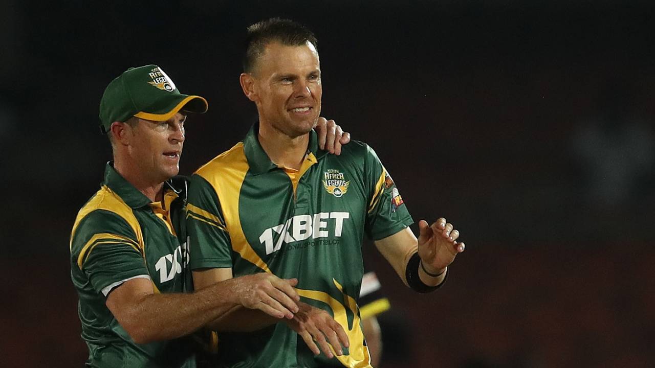 Johan Botha and Jonty Rhodes celebrate a wicket together