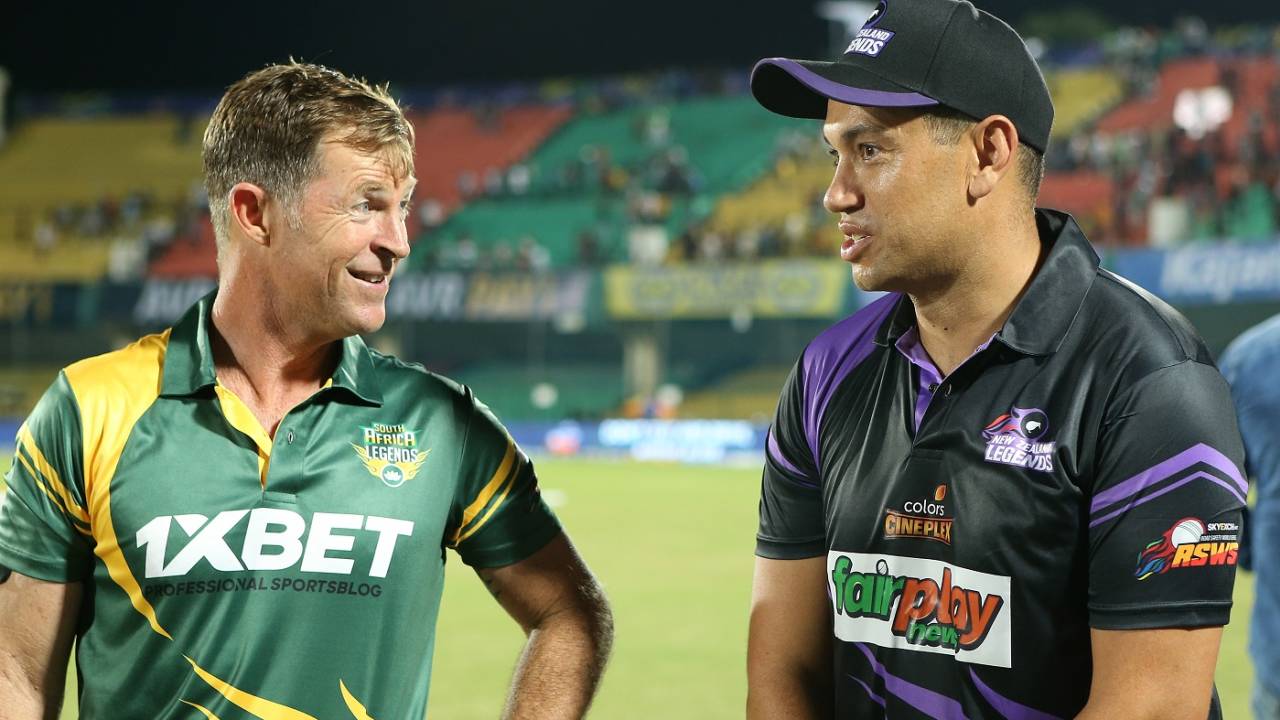 Jonty Rhodes and Ross Taylor share a laugh after the game