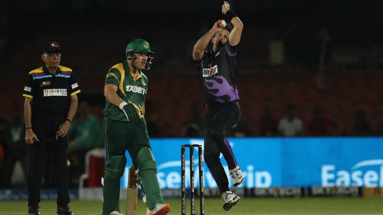 Shane Bond runs into bowl as Morne van Wyk looks on, New Zealand Legends vs South Africa Legends, Road Safety series, Kanpur, September 12, 2022