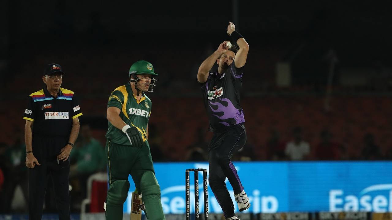 Shane Bond runs into bowl as Morne van Wyk looks on, New Zealand Legends vs South Africa Legends, Road Safety series, Kanpur, September 12, 2022