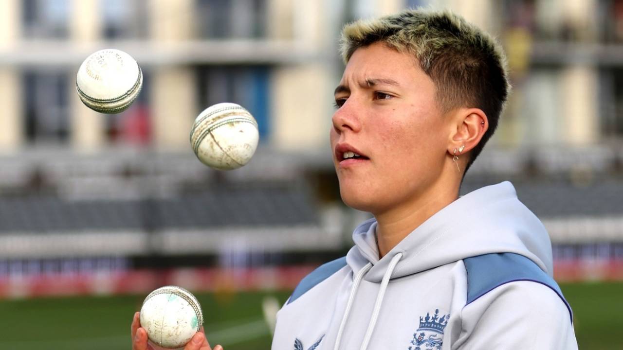 Issy Wong shows off her juggling skills, England vs India, 3rd T20I, Bristol, September 15, 2022