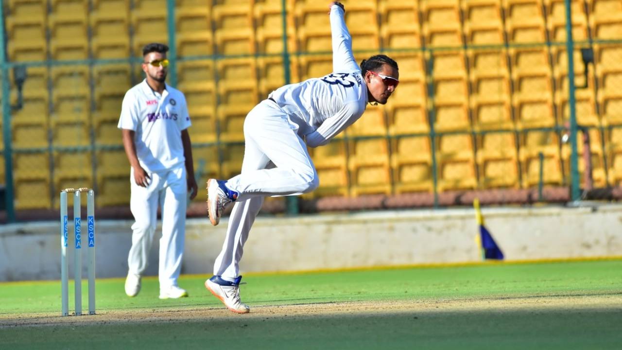 Rahul Chahar bowls in the fourth innings, India A vs New Zealand A, 3rd unofficial Test, Bengaluru, 3rd day, September 17, 2022