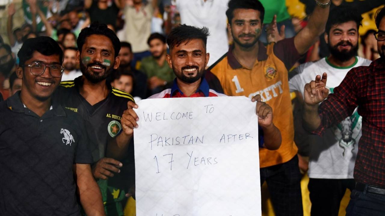 पाकिस्तानी दर्शकों ने 17 सालों के बाद पाकिस्तान आने के लिए इंग्लैंड की टीम का शुक्रिया अदा किया&nbsp;&nbsp;&bull;&nbsp;&nbsp;AFP/Getty Images