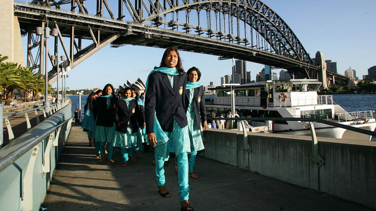 Goswami leads the team beside Sydney Harbour Bridge to a welcome ceremony for the 2009 World Cup&nbsp;&nbsp;&bull;&nbsp;&nbsp;Matt King/Getty Images