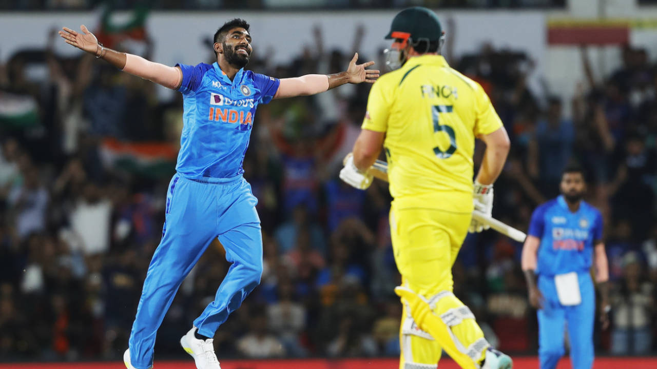 Jasprit Bumrah, in his comeback game, snuck his yorker right under Aaron Finch's bat, India vs Australia, 2nd T20I, Nagpur, September 23, 2022