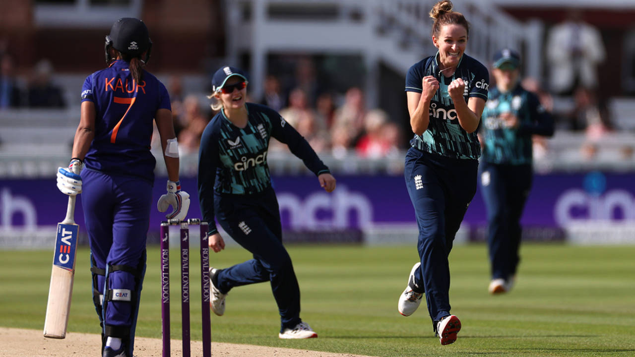 Kate Cross won an lbw decision against Harmanpreet Kaur, England vs India, 3rd women's ODI, Lord's, September 24, 2022
