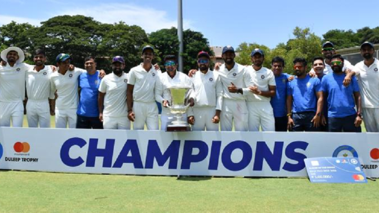 The victorious West Zone team with the Duleep Trophy, West Zone vs South Zone, Duleep Trophy final, 5th day, Coimbatore, September 25, 2022