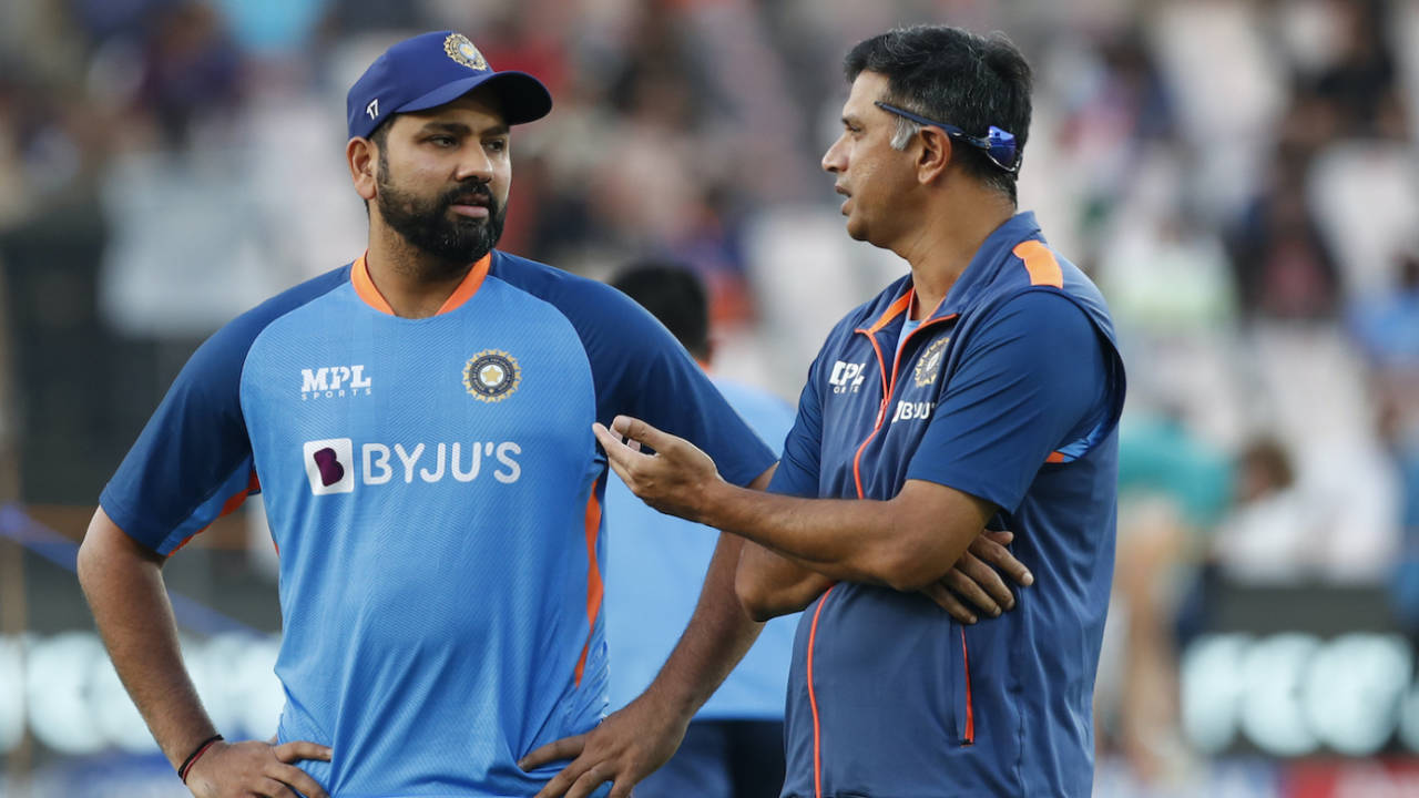 Rahul Dravid has a chat with Rohit Sharma ahead of the decider, India vs Australia, 3rd T20I, Hyderabad, September 25, 2022
