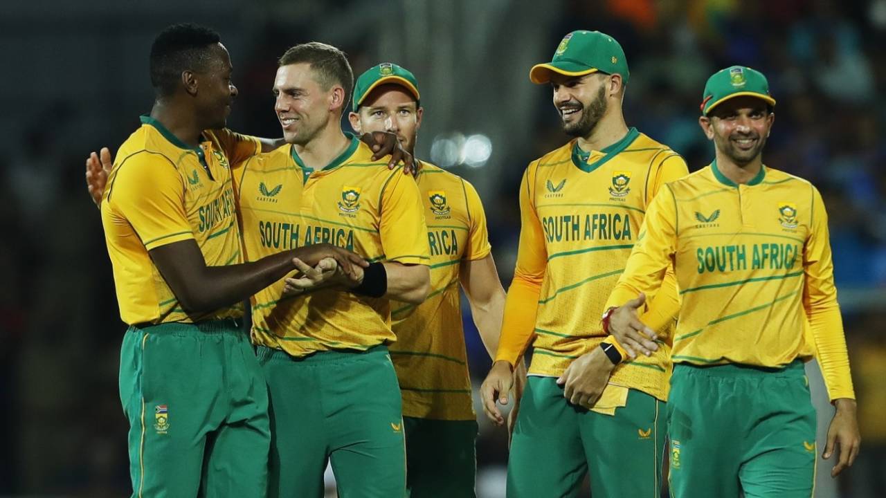 Anrich Nortje celebrates with Kagiso Rabada the dismissal of Virat Kohli, India vs South Africa, 1st T20I, Thiruvananthapuram, September 28, 2022 