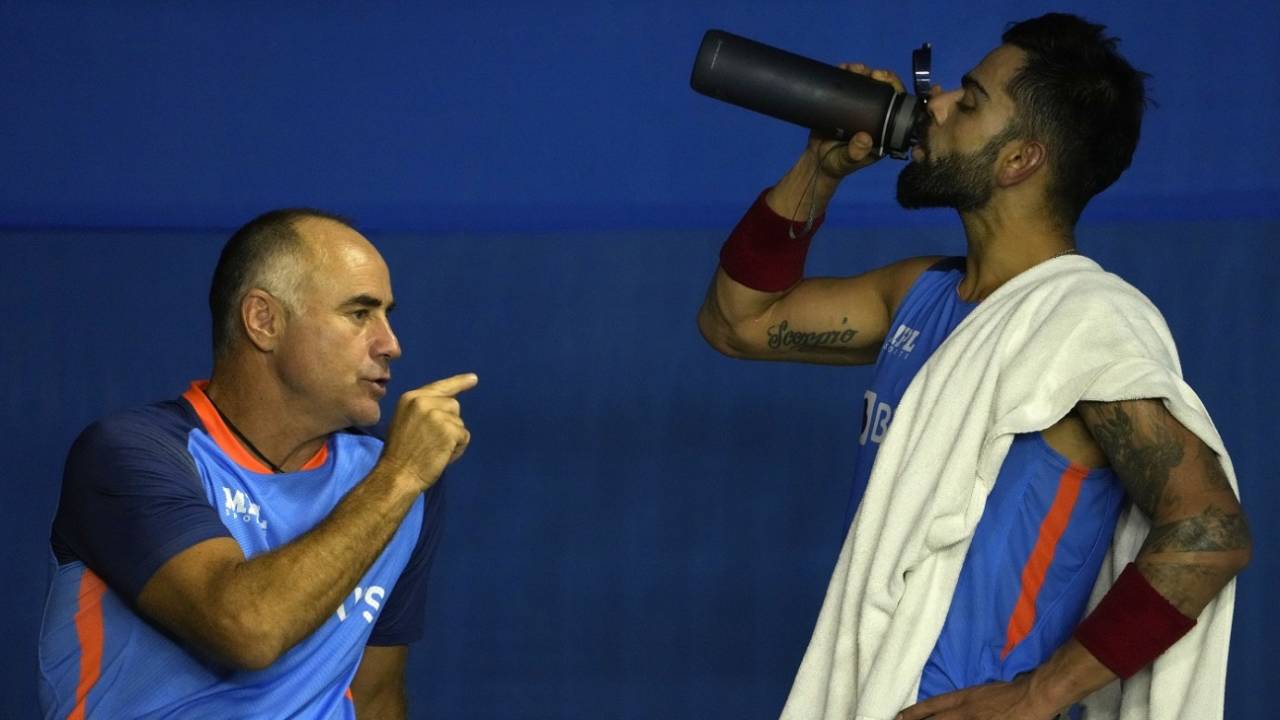 Paddy Upton has a chat with Virat Kohli, Guwahati, October 1, 2022
