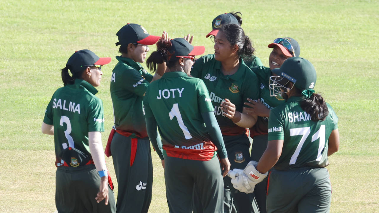 Fariha Trisna celebrates after sending back Mas Elysa, Bangladesh vs Malaysia, Women's Asia Cup, Sylhet, October 6, 2022