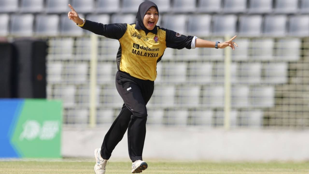 Ainna Hamizah Hashim celebrates dismissing Chamari Athapaththua, Malaysia vs Sri Lanka, Sylhet, Women's Asia Cup, October 8, 2022