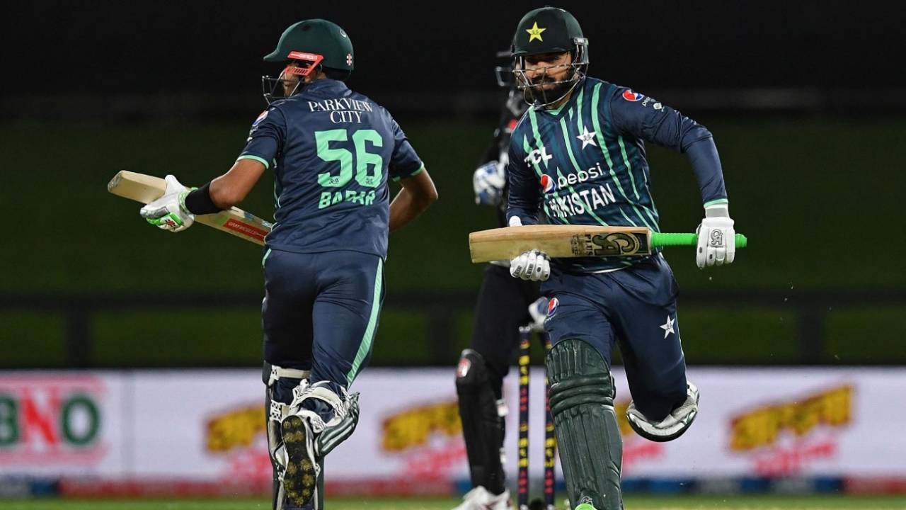 Shadab Khan and Babar Azam run between the wickets, New Zealand vs Pakistan, Christchurch, Tri-series, October 8, 2022