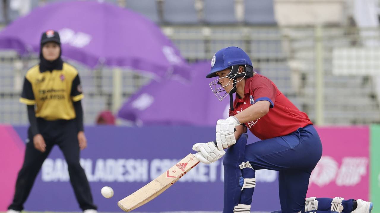 Chanida Sutthiruang pulls out the scoop, Malaysia vs Thailand, Women's Asia Cup, Sylhet, October 9, 2022