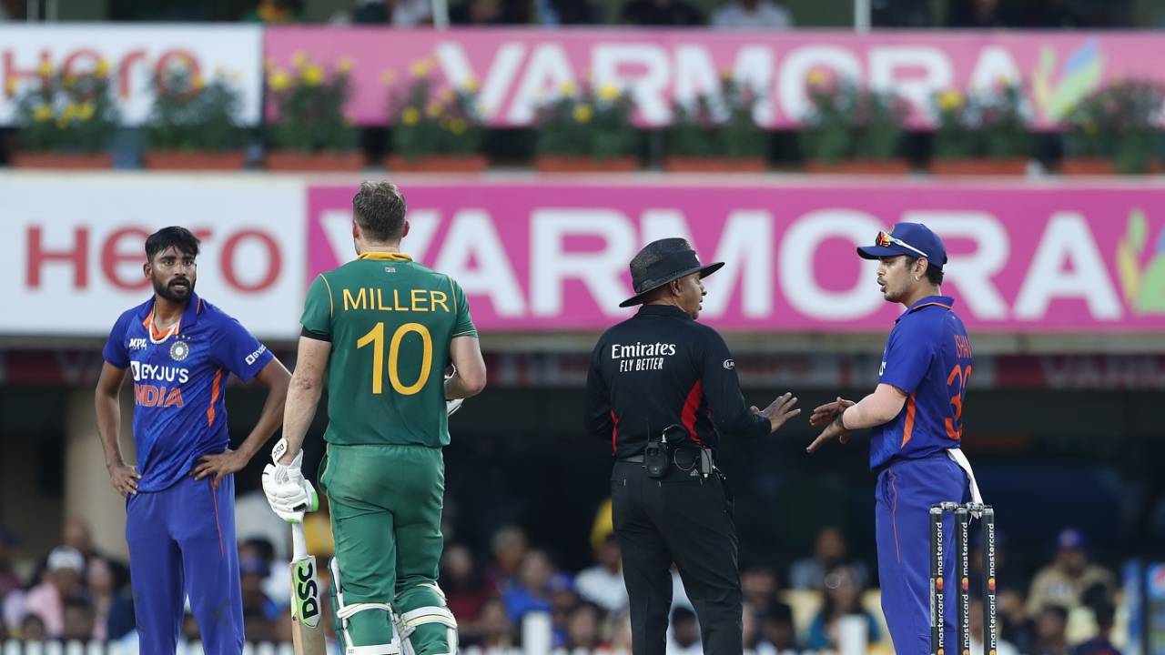 Mohammed Siraj and David Miller exchange looks, as Ishan Kishan argues with umpire Virender Sharma regarding a decision India vs South Africa, 2nd ODI, Ranchi, October 9, 2022
