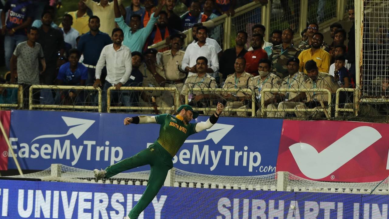 Janneman Malan tries to put in a dive to stop a six, India vs South Africa, 2nd ODI, Ranchi, October 9, 2022
