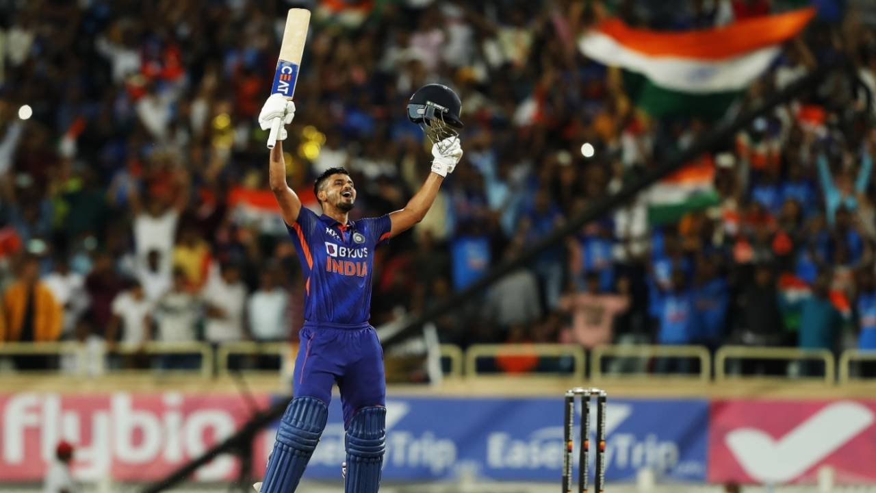 The Ranchi crowd was on its feet after Shreyas Iyer reached his century, India vs South Africa, 2nd ODI, Ranchi, October 9, 2022
