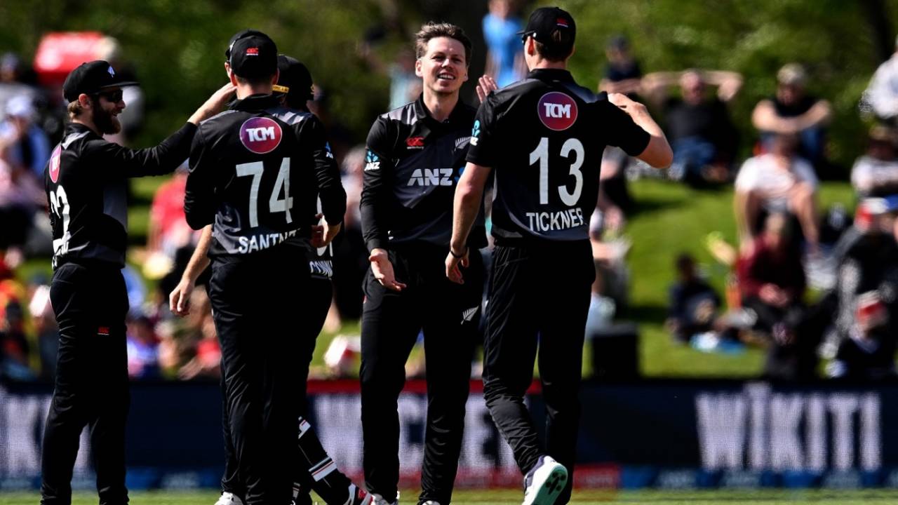 Michael Bracewell celebrates with his team-mates, New Zealand vs Pakistan, T20I tri-series, Christchurch, October 11, 2022