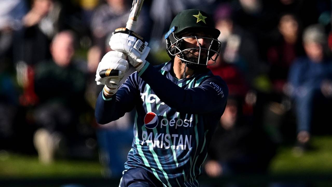 Mohammad Nawaz played another useful death-overs stint, New Zealand v Pakistan, tri-series final, Christchurch, October 14, 2022