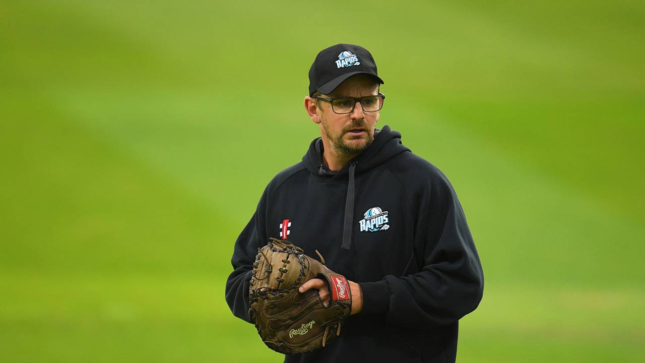 Alex Gidman oversees the Worcestershire warm-ups